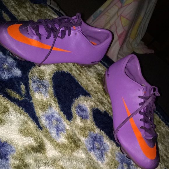 Soccer shoes - Picture 2 of 2